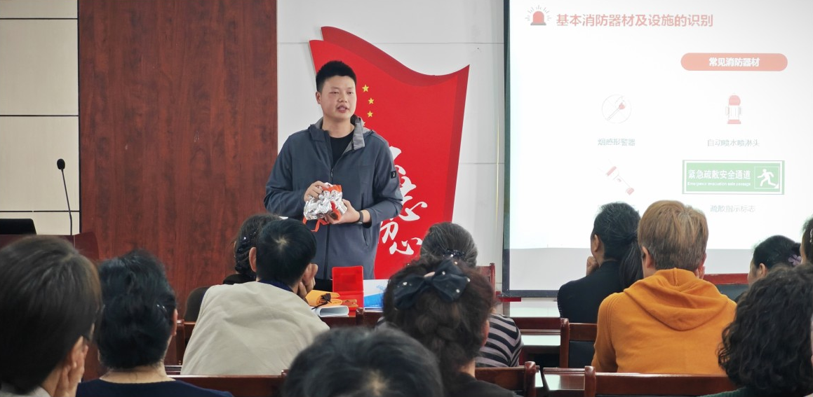 依愛(ài)消防重陽(yáng)進(jìn)社區，金秋慰問(wèn)情暖夕陽(yáng)紅